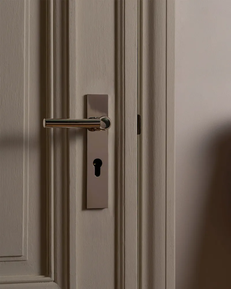 Harper klamka do drzwi z sprężyną długim szyldem i profilem Euro - Polerowany nikiel