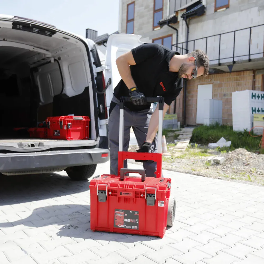 Qbrick System PRIME Cart RED ULTRA HD Możliwość sztaplowania 590 x 425 x 660 mm 37 l IP66 Udźwig 100 kg z podwójnym telesk...