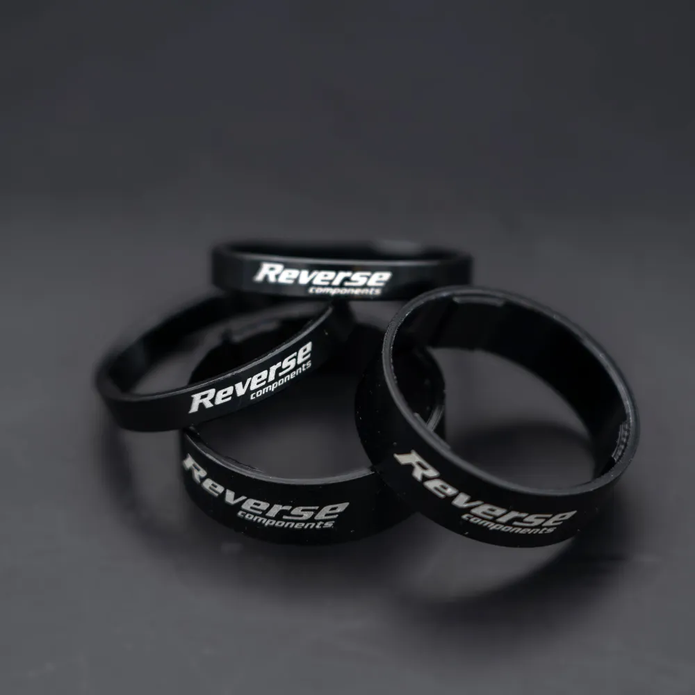 REVERSE COMPONENTS Aluminiowy, ultralekki zestaw dystansowy 1"1/8 Black Headset Spacer Kit