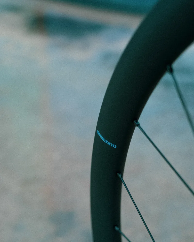Przednie koło SHIMANO GRX WH-RX880 700c przystosowane do zastosowania bezdętkowego (centralna blokada)