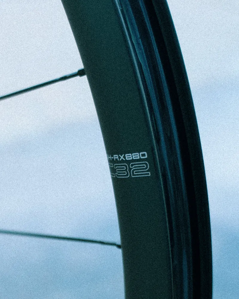 Przednie koło SHIMANO GRX WH-RX880 700c przystosowane do zastosowania bezdętkowego (centralna blokada)