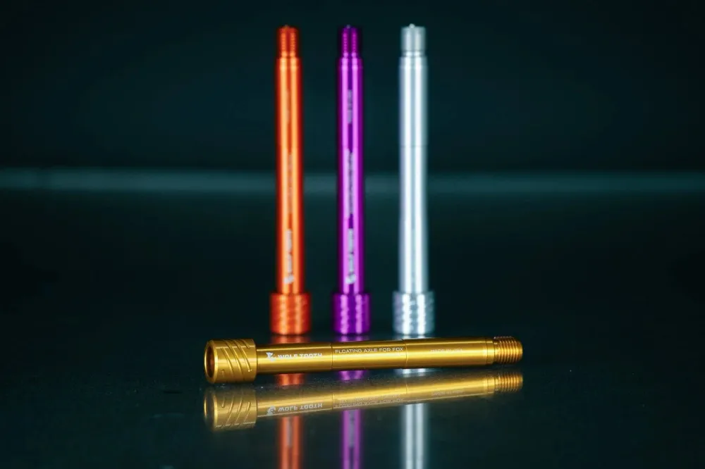 Oś przedniego koł WOLF TOOTH do widelca FOX 36/38 15x110 mm Boost Violet