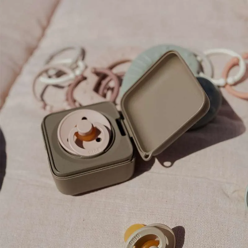 BIBS Accessories Pacifier Box - Sutteboks m. Plads til 3 Sutter - Vanilla